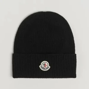Moncler mössa - Jag fick 2 mössor till födelsedag och jag vill sälja den här. Har ba testat den 1 gång