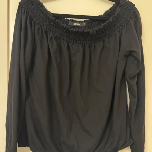 Svart offshoulder topp från Bik Bok - Snygg svart offshoulder topp från Bik Bok i bra skick. Säljer då den ej kommer till användning ❤️