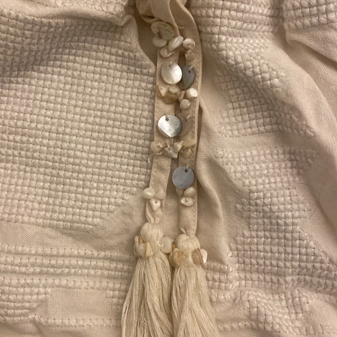 Vit kjol med tofsdetaljer - 90