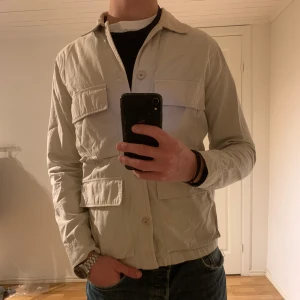 Safarijacka - A DAYS MARCH  - Säljer denna sjukt snygga Safarijackan från A DAYS MARCH just nu⭐️🍁 Jackan är helt oanvänd och har inga defekter alls⭐️✅ Både färgen och passformen på denna pärla är 10/10⭐️ Nypris: 1800. Storleken är S och bara att höra av sig vid minsta fundering🙌🍁