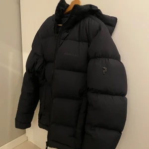 Svart vinterjacka från Peak Performance - Köptes förra vinternsäsongen, inga defekter, 9/10 i skick.  Finns o hämta i stan. Modellen är 180cm 75kg. 