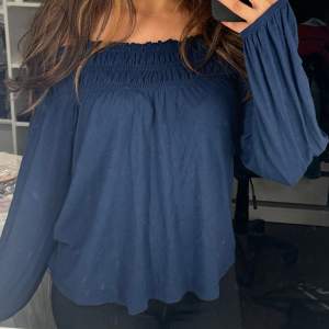 Super fin marinblå offshoulder tröja, storlek s. Säljer då den tyvärr inte kommer till användning, köp direkt för 80kr💞💞