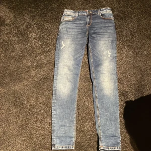 Blue Ridge jeans  - Säljer ett par jeans från märket blue ridge Skick 9,5/10 som nya Storlek 164 cm Modellen på bilden är 167cm lång  Skriv vid minsta fundering 