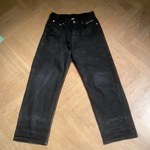 Svarta byxor från Sweet SKTBS - Säljer ett par svarta byxor från Sweet SKTBS i storlek XXS. Byxorna har en klassisk design med knapp och dragkedja framtill. Perfekta för en casual look eller en utekväll. Tillverkade i Turkiet med skandinavisk stil.