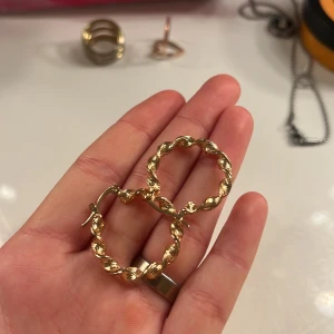 Guld örhängen !❤️ - Säljer dom här guldörhängena från glitter💘 ord pris 70kr❤️