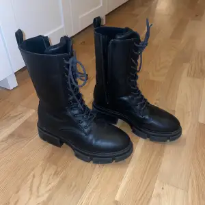 Säljer mina svarta boots. Säljer pga att jag inte länge använder dem. Men sjukt snygga och sköna. Dem är nästan helt  oanvända.