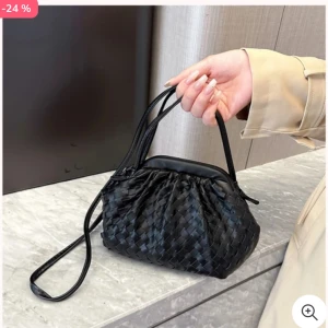 Svart väska  - Säljer denna svarta väskan då den inte kom till användning! Skriv privat för fler bilder 💓