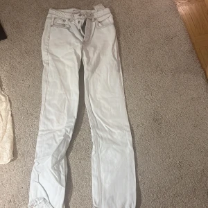 Viral zara jeans!!!  - Så snygga ljusblå jeans med straight passform och medel midja skulle jag säga. Så bra kvalite och riktigt långa!!