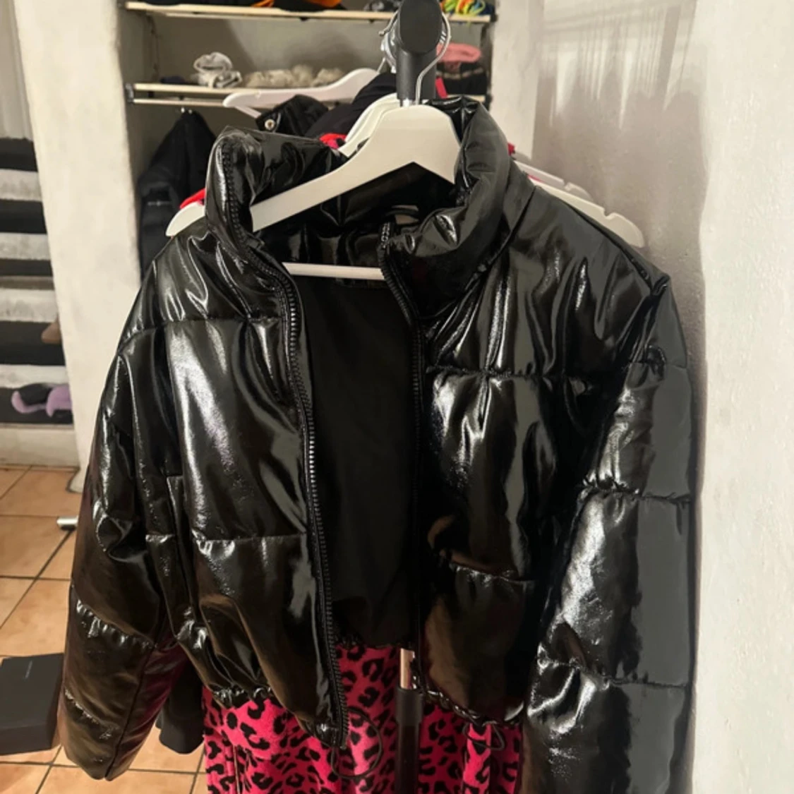 Svart glansig pufferjacka