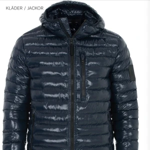 peak performance Svart glansig pufferjacka - Säljer en svart glansig pufferjacka med huva och dragkedja framtill från peak performance. Jackan är perfekt för kyliga dagar och har en modern look. Den är quiltad och har en ficka med dragkedja på bröstet. Passar både till vardags och lite finare tillfällen. Original pris för 2 799. Kan användas för både kvinnor och män. Comfortable fit. ( finns fler bilder om frågas) 