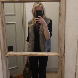 Äkta pälsväst - Säljer denna ursnygga pälsvästen I äkta päls! Köpt för 1800💗 superfin och varm men kommer tyvärr inte till så stor användning. Har en likadan i svart som jag även vill sälja så skriv vid intresse💕 kan skicka fler bilder!