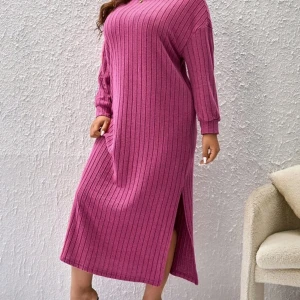 Ribbad rosa klänning från SHEIN - Säljer en superfin ribbad rosa klänning från SHEIN i storlek XXL. Den har långa ärmar och en slits på sidan som ger en snygg detalj. Perfekt för höst och vår, och den är både bekväm och stilren. Passar bra till både vardag och fest!