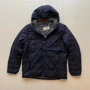 Ralph Lauren jacka (helt ny) - Tja säljer nu denna helt sprillans nya Ralph lauren jackan! Jackan är i storlek M! Jackan är helt sprillans ny med tags på! Nypris 4295kr! Raffe påse medföljer!Går att packa ihop genom fickan! Skriv vid frågor eller bilder! Vid snabbaffär=bättre pris