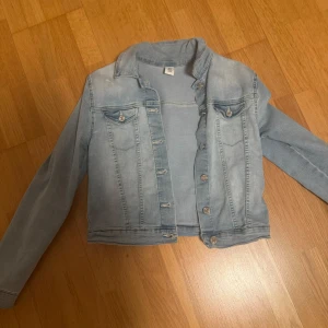 Jeansjacka - Snygg och skön jeansjacka från hm i mycket fint skick. Storlek 152 (sitter som en xs).