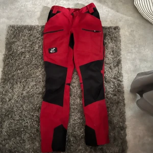 Revolution race byxor - Röda revolution race byxor i storlek S/36, dam! Byxorna är i mycket gott skick och är bara använd ett par fåtal gånger. Säljer dem då de blivit för små🩷
