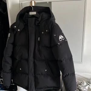 Moose knucklers jacka - Helt ny moose jacka. Använd typ 10 gånger. Jätte varm och skön. ÄKTA så klart. Bara att höra av dig om funderingar. Skick 10/10. Scan funkar. också. Nypris 6.500kr 14 - 15 år passar mig som är 170cm. Säljer för att den är för liten på mig. Digitalt kvitto finns.