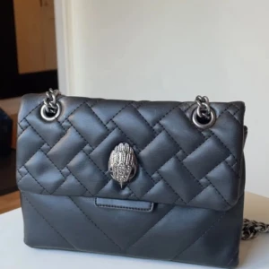 Kurt geiger väska - Superbra skick nästan som ny. Säljer endast då jag tröttnat på den.❤️ Det är den lilla storleken.❤️ Priset är diskuterbart.😍❤️