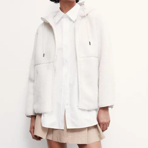 Teddyjacka  - Vit teddyjacka från hm, använd 1-2 gånger så i jättefint skick. Nypris 500kr