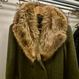 Grön ullkappa med päls - Stl S/M,underbart fin ullkappa med pälskrage,varm,stilig  Grön med skärp små fickor. 