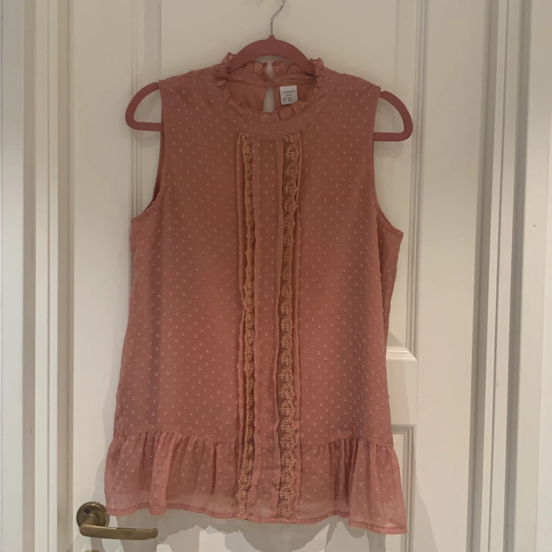 Rosa ärmlös blus från Lindex