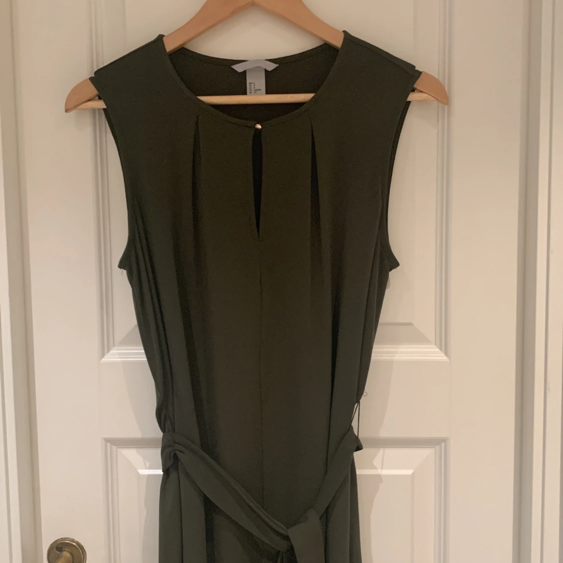 Olivgrön ärmlös klänning med knytband - 91