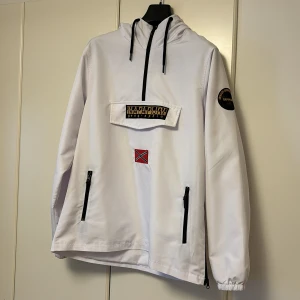 Napapijri hoodie - Napapijri hoodie i nyskick, det står på den storlek XXL men jag tycker den passar mer som L/XL. 