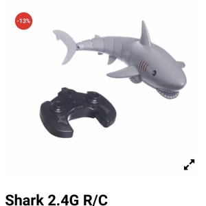 Shark 2.4G R/C - En cool grå hajformad radiostyrd leksak med en svart handkontroll. Perfekt för vattenlek och äventyr. Hajen har realistiska detaljer och är lätt att styra med den medföljande kontrollen. Perfekt för både inomhus- och utomhusbruk.