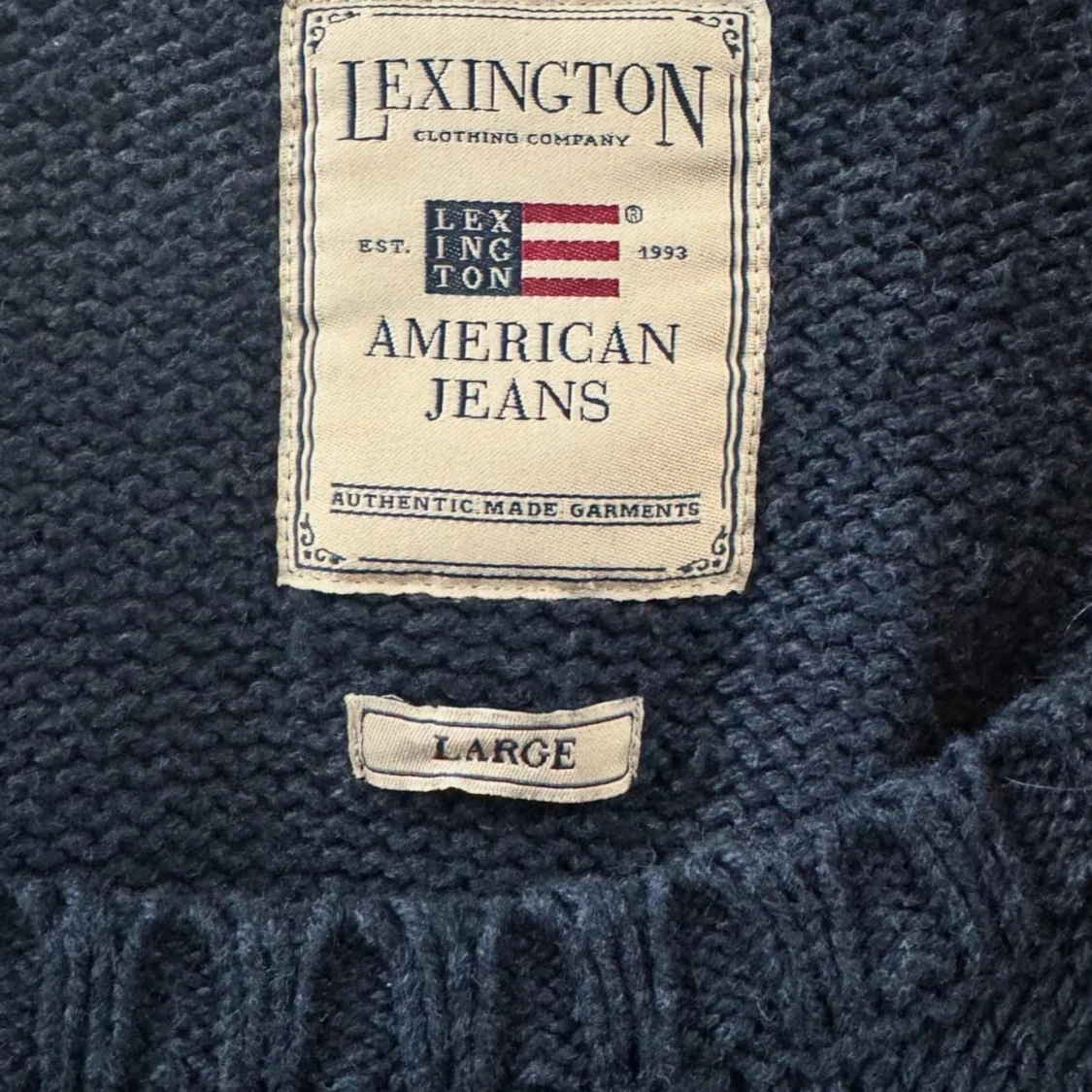 Mörkblå stickad tröja från Lexington - 91