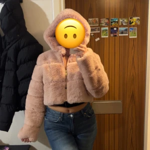 Pälsjacka med luva  - Croppad pälsjacka med luva, köpt på en marknad i Marbella av en kvinna som gjort denna för hand. Sitter jätrefint och är i världens skönaste material. Men köpte 2 och denna kommer inte användning. Nypris 500 kr 