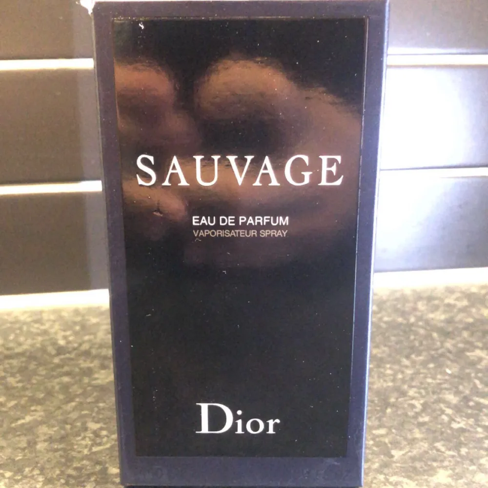 Säljer en flaska Dior Sauvage Eau de Parfum. Den är helt full asså 100ml. Priset kan diskuteras💫priset kan diskuteras. Parfym.