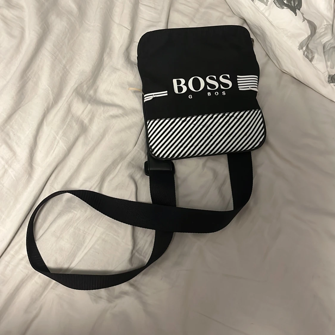 Svart axelväska från Hugo Boss