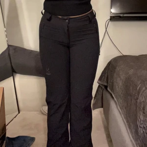 Haglöfs vandrarbyxor dam  - Vet inte exakt vad modellen heter men sitter snyggt och är väldigt sköna. De är softshell byxor. Storlek 36, aldrig använda. Nypris ca 900. 