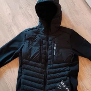 Sail Racing Patrol Hybrid Antarctica med prislapp!  - Detta är den senaste modellen från 2024 och är oanvänd med prislappen kvar. Den är i storlek L men passar även M. Kan gå ner i pris vid snabb affär! Mvh :) 