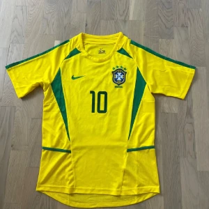 Brasilien - Säljer en as frän Brasilien tröja med valfritt tryck. Den är i topp kvalitet och finns i storlek S-Xl. Hör av er om ni önskar en annan tröja som inte finns ute så löser vi!