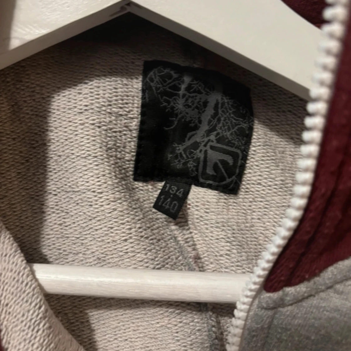 Grå och vinröd onesie med nummer 96 - 92