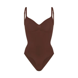 Brun bodysuit  - Slutsåld bodysuit i färgen khaki från H&M som liknar Skims. Aldrig använd och inga defekter. Kontakta för egna bilder. Pris kan diskuteras vid snabb affär. Ord pris: 250 kr 