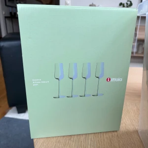Helt nya Ittala Champagneglas - Helt nya oanvända ittala champageglas i 4 pack. Ordinariepris 879kr. Säljes för 400kr plus frakt. Pris diskuteras ej. Perfekt julklapp!