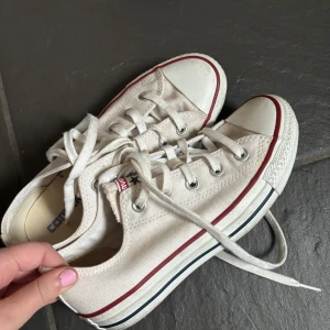 Låga converse  - Låga vita converse