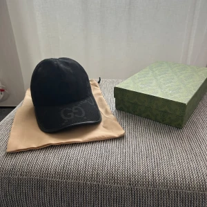 Svart Gucci keps - Säljer en snygg svart keps från Gucci i mycket bra skick😁 Den är ny och är oanvänd.