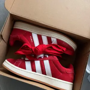 Säljer ett par snygga röda Adidas Campus 00’s sneakers. Skorna är i mycket bra skick och använda fåtal gånger! Storlek 40. Röda snören och originalkartong medföljer. Så snygga och världens skönaste skor men har tyvärr ingen användning av dem. Köpta på ASOS för 1349kr, mitt pris: 1150kr, riktigt kap! Priset går att diskuteras vid snabb affär. ❤️ 