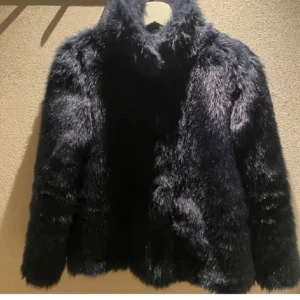 Pälsjacka  - Marinblå pälsjacka från Vero Moda. Finns inga slitage eller tecken på användning, säljer pga ingen användning av den. Sänker priset vid snabb affär 