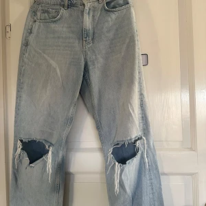 Jeans  - Oanvända jeans från Gina Tricot, säljs pågrund fel stolek. Högmidjade och snygga till hösten🍂 Inget fast pris💖