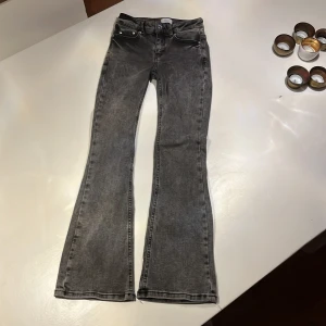 GRUNT Bootcut jeans  - Grunt jeans i mörkgrå tvätt.  Stl 23 skulle säga att det motsvarar 146/152cl