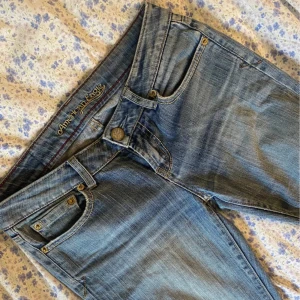Vintage jeans - Köpta på vinted men passade inte, jag har aldrig använt dom   Midjemått: 39cm Innerbenslängden: 83 cm