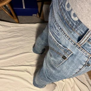 Dondup jeans ripped - Sköna jeans med härligt slitage. Sitter som slimfit. 