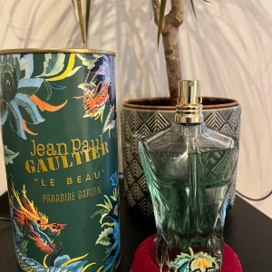 Paradise garden parfym - Paradise garden parfym 70 ml kvar ungefär. Köpt för 1085 kr. Pris kan diskuteras 