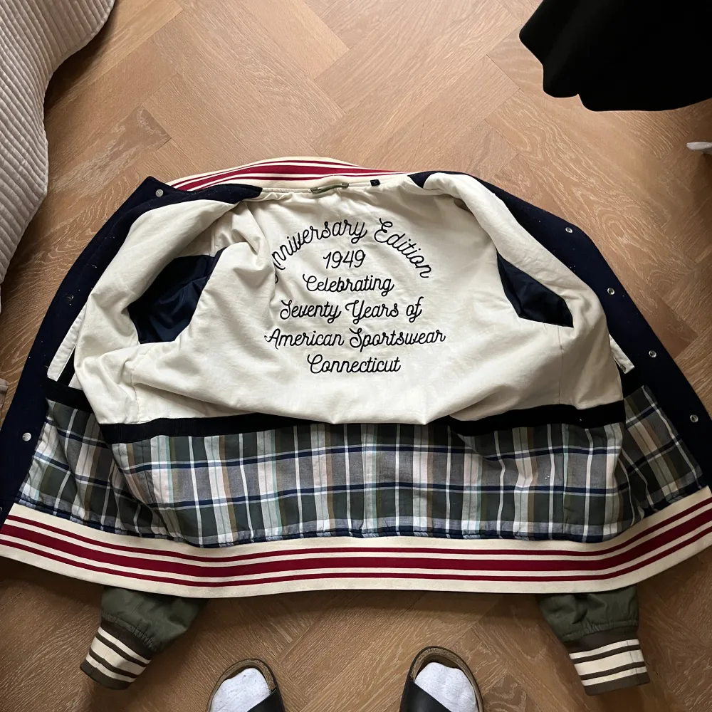 Säljer en snygg bomberjacka i blått och grönt från GANT. går inte att få tag på längre, pris kan diskuteras vid snabb affär. Sitter som en M. Nypris var samt 4000kr. Takit.
