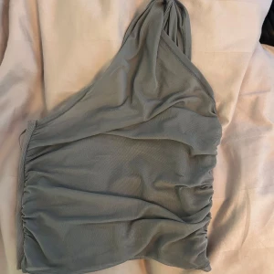 Enaxlad topp - Ljusblå/grå en ärmad topp från Zara❣️ Jätte fin men passar tyvärr inte mig längre