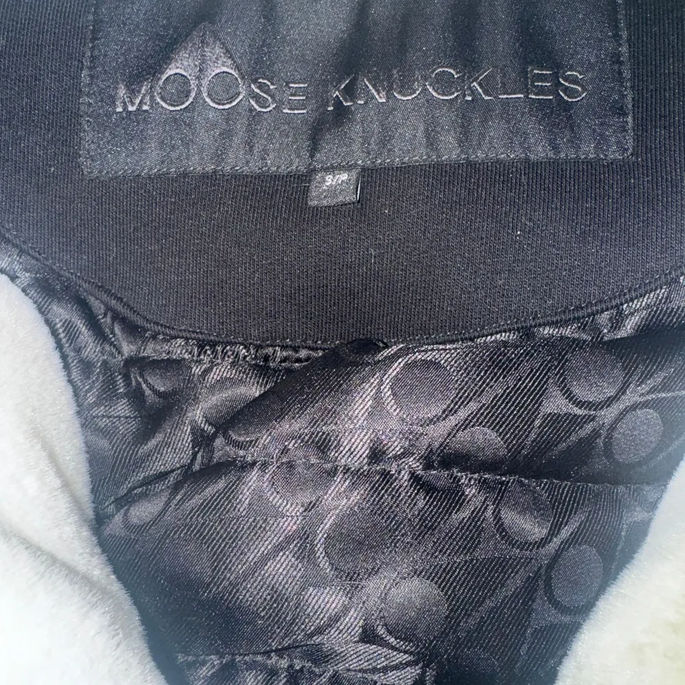 Säljer min moose knuckles jacka/hoodie då den blivit för liten. Det är en small och är använd sparsamt, den är väldigt fräsch och har inga skador eller tecken på slitage. Ny pris var 3900kr och är köpt på Miinto. Jackor.