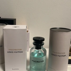 Imagination Eau de Parfum från Louis Vuitton - Säljer en elegant flaska av Imagination Eau de Parfum från Louis Vuitton. Den är inköpt för någon månad sedan och har ungefär 80/100ml kvar, se mängd på bilden och avgör själv. Full presentation finns samt kvitto.